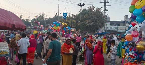 19सीटीके21...शीतला माता मंदिर में माता रानी के दर्शन करने के लिए कतार में लगे श्रद्धालु। स्रोत: 19सीटीके21...शीतला माता मंदिर में माता रानी के दर्शन करने के लिए कतार में लगे श्रद्धालु। स्रोत: