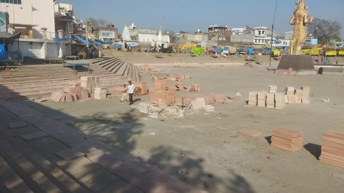 आगमन बंद होने से व्यवसाय प्रभावित होने पर मायूस बैठे फूल पत्ती बेचने वाले माली। संवाद आगमन बंद होने से व्यवसाय प्रभावित होने पर मायूस बैठे फूल पत्ती बेचने वाले माली। संवाद
