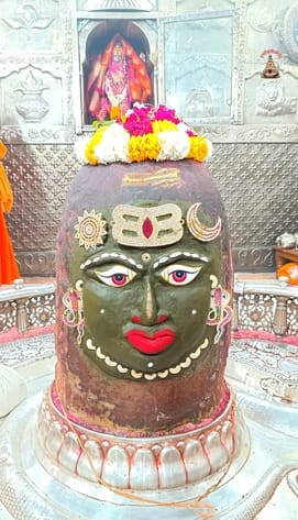 भस्म आरती में आज भांग से हुआ बाबा महाकाल का श्रंगार मस्तक पर लगाया त्रिपुंड, सूर्य और चंद्र
