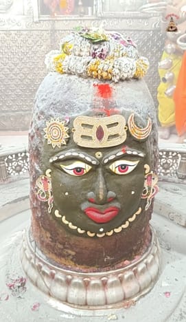 भस्म आरती में आज भांग से हुआ बाबा महाकाल का श्रंगार मस्तक पर लगाया त्रिपुंड, सूर्य और चंद्र