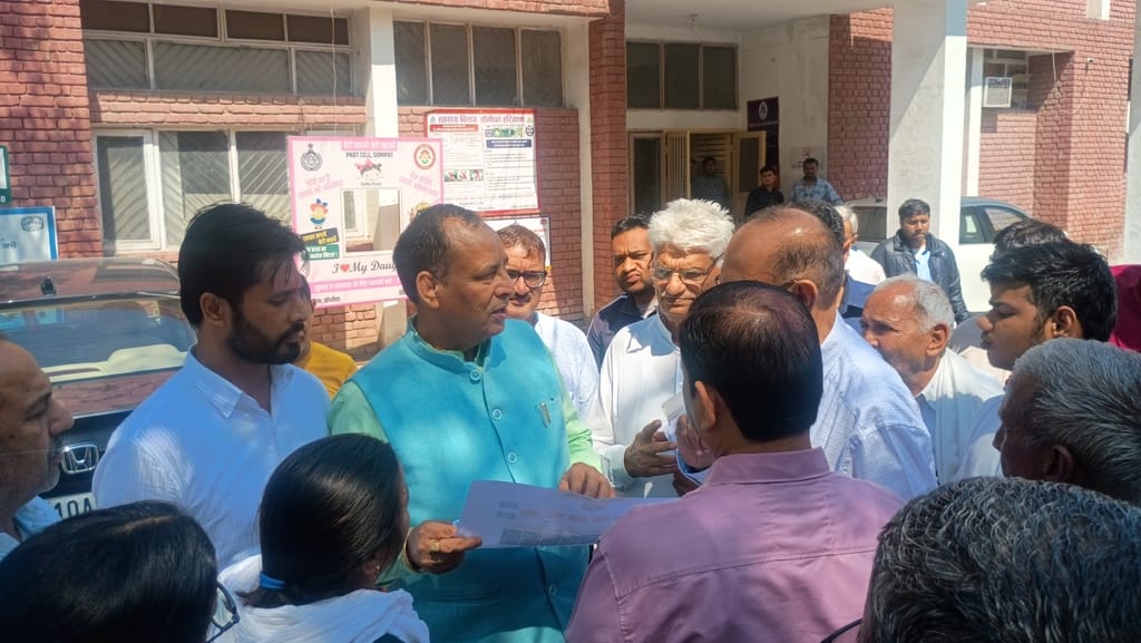 फोटो 12: सोनीपत के सिविल सर्जन कार्यालय परिसर में दिव्यांगता प्रमाणपत्र बनवाने आए लोगों की शिका फोटो 12: सोनीपत के सिविल सर्जन कार्यालय परिसर में दिव्यांगता प्रमाणपत्र बनवाने आए लोगों की शिका