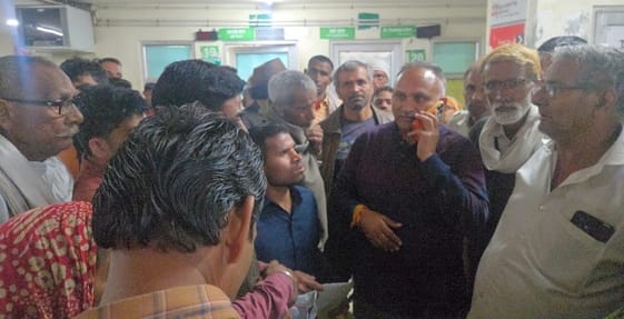 फोटो 12: सोनीपत के सिविल सर्जन कार्यालय परिसर में दिव्यांगता प्रमाणपत्र बनवाने आए लोगों की शिका फोटो 12: सोनीपत के सिविल सर्जन कार्यालय परिसर में दिव्यांगता प्रमाणपत्र बनवाने आए लोगों की शिका