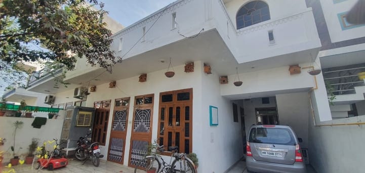 फोटो 30- सोनीपत के सैक्टर-23 स्थित ट्रीमैन देवेंद्र सूरा के घर की दीवारों पर लगाए गए लकड़ी के घ