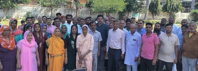 फोटो 41: सोनीपत के गन्नौर स्थित लहरी सिंह पार्क में बैठक के दौरान सीआईटीयू के नेता आनंद शर्मा व