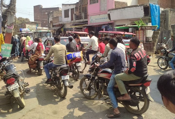 खीरी टाउन में लगी वाहनों की लंबी लाइन। संवाद खीरी टाउन में लगी वाहनों की लंबी लाइन। संवाद