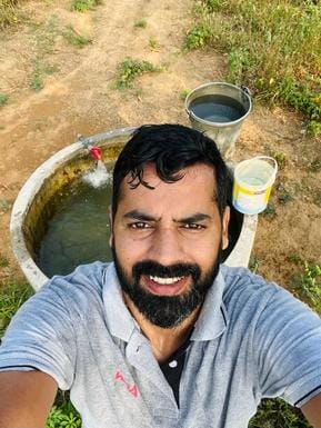 लोगों को चिड़िया का घोंसला भेंट करते पर्यावरण मित्र राजकुमार। स्रोत : पर्यावरण प्रेमी