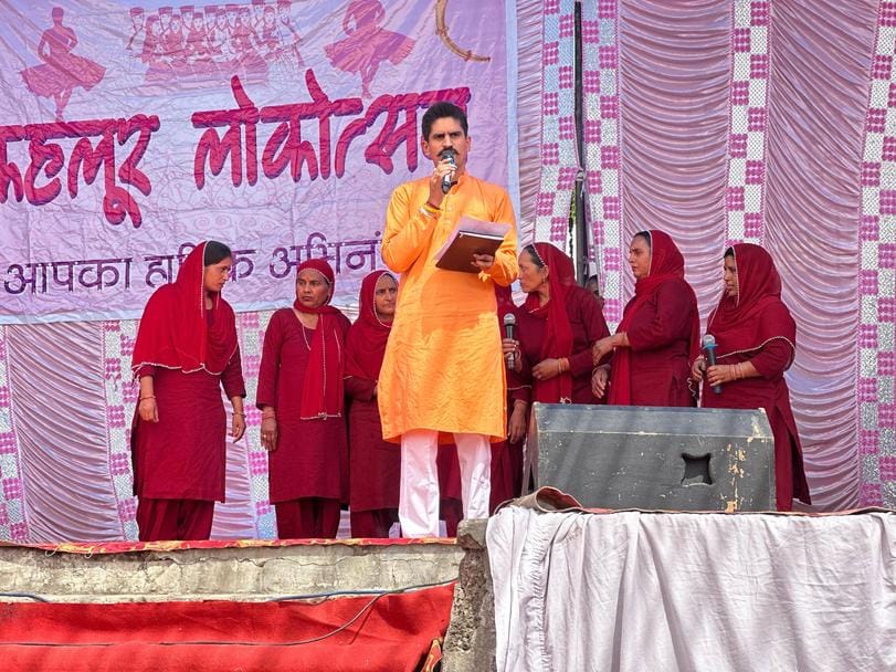 नलवाड़ी मेले के कहलूर लोक उत्सव में उपस्थित उपायुक्त आबिद हुसैन सादिक व अन्य । स्रोत : डीपीआरओ नलवाड़ी मेले के कहलूर लोक उत्सव में उपस्थित उपायुक्त आबिद हुसैन सादिक व अन्य । स्रोत : डीपीआरओ