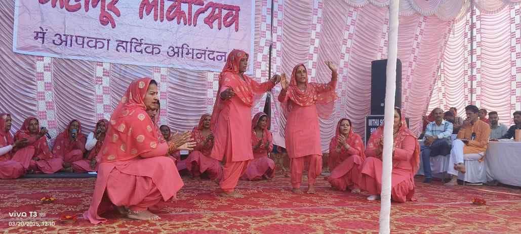 नलवाड़ी मेले के कहलूर लोक उत्सव में उपस्थित उपायुक्त आबिद हुसैन सादिक व अन्य । स्रोत : डीपीआरओ नलवाड़ी मेले के कहलूर लोक उत्सव में उपस्थित उपायुक्त आबिद हुसैन सादिक व अन्य । स्रोत : डीपीआरओ