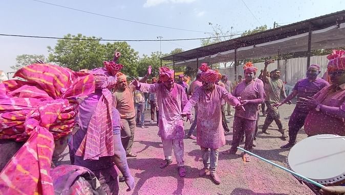 पुलिस लाइन में पुलिसकर्मियों ने मनाई होली होली के गीतों पर जमकर थिरके पुलिस कर्मी