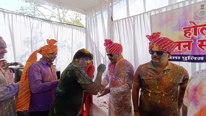 पुलिस लाइन में पुलिसकर्मियों ने मनाई होली होली के गीतों पर जमकर थिरके पुलिस कर्मी