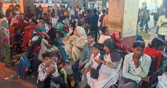 रोडवेज बस स्टैंड पर लगी यात्रियों की भीड़। संवाद