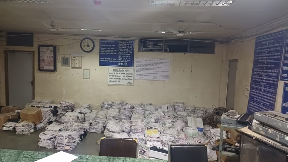 टांडा अस्पताल में पर्ची काउंटर के पास टूटे स्टेचर की सुरक्षा में रखा मरीजों का मेडिकल रिकार्ड। टांडा अस्पताल में पर्ची काउंटर के पास टूटे स्टेचर की सुरक्षा में रखा मरीजों का मेडिकल रिकार्ड।