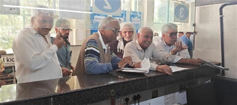 20सीटीके23 : चमनपुरा निवासी पुजारी पंडित हरपाल शर्मा रिकार्ड ठीक कराने के लिए टैक्स इंस्पेक्टर 
