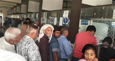 20सीटीके23 : चमनपुरा निवासी पुजारी पंडित हरपाल शर्मा रिकार्ड ठीक कराने के लिए टैक्स इंस्पेक्टर 