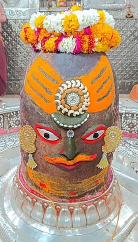 भस्म आरती में आज आम और मिठाई का लगा भोग, गुलाब की माला पहनकर सज गए बाबा महाकाल, वरिष्ठ सेन्य अध