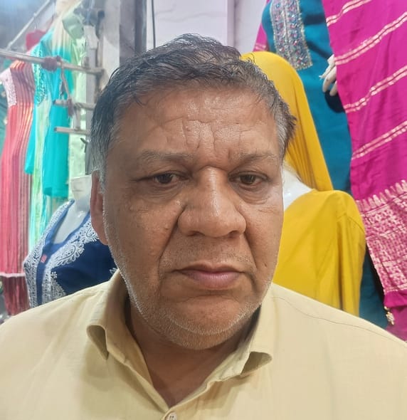 फोटो 10: जयंत कुमार, दुकानदार फोटो 10: जयंत कुमार, दुकानदार