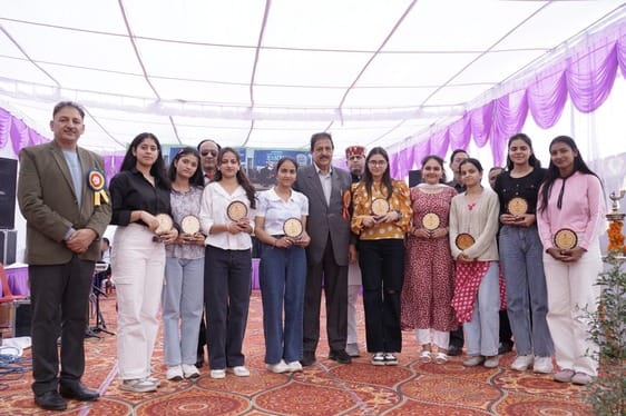 राजकीय महाविद्यालय बिलासपुर में आयोजित वार्षिक पारितोषिक वितरण समारोह में प्रस्तुति देती छात्रा राजकीय महाविद्यालय बिलासपुर में आयोजित वार्षिक पारितोषिक वितरण समारोह में प्रस्तुति देती छात्रा