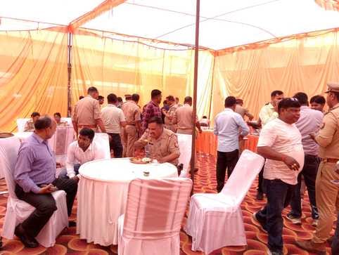 शहर की मंडी समिति परिसर में आयोजित सामूहिक विवाह स्थल पर भोजन स्टाल पर लगी भीड़।संवाद शहर की मंडी समिति परिसर में आयोजित सामूहिक विवाह स्थल पर भोजन स्टाल पर लगी भीड़।संवाद