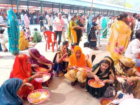 शहर की मंडी समिति परिसर में आयोजित सामूहिक विवाह स्थल पर भोजन स्टाल पर लगी भीड़।संवाद शहर की मंडी समिति परिसर में आयोजित सामूहिक विवाह स्थल पर भोजन स्टाल पर लगी भीड़।संवाद
