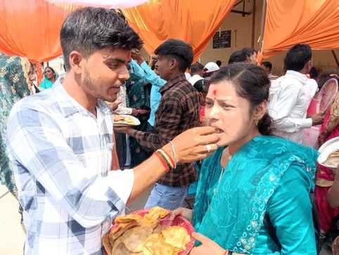 शहर की मंडी समिति परिसर में आयोजित सामूहिक विवाह स्थल पर भोजन स्टाल पर लगी भीड़।संवाद शहर की मंडी समिति परिसर में आयोजित सामूहिक विवाह स्थल पर भोजन स्टाल पर लगी भीड़।संवाद