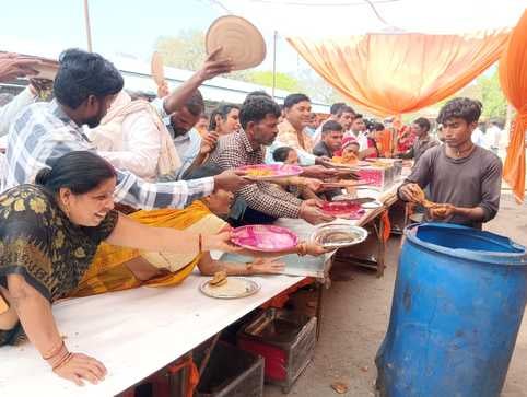 शहर की मंडी समिति परिसर में आयोजित सामूहिक विवाह स्थल पर भोजन स्टाल पर लगी भीड़।संवाद शहर की मंडी समिति परिसर में आयोजित सामूहिक विवाह स्थल पर भोजन स्टाल पर लगी भीड़।संवाद
