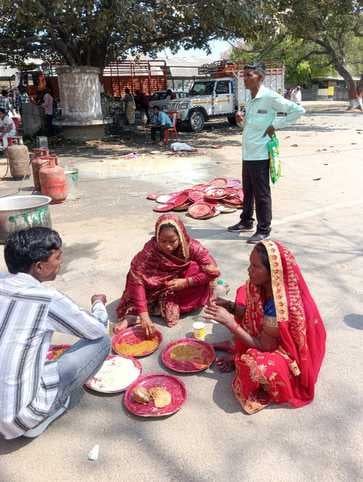 शहर की मंडी समिति परिसर में आयोजित सामूहिक विवाह स्थल पर भोजन स्टाल पर लगी भीड़।संवाद शहर की मंडी समिति परिसर में आयोजित सामूहिक विवाह स्थल पर भोजन स्टाल पर लगी भीड़।संवाद