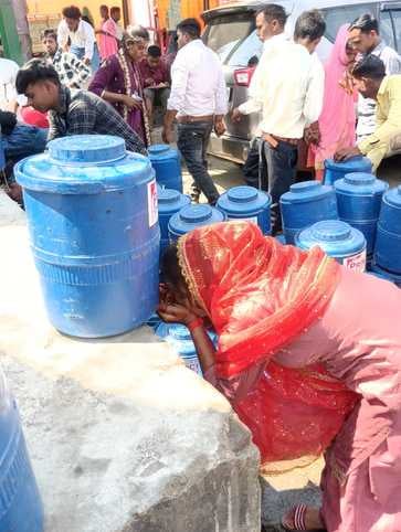 शहर की मंडी समिति परिसर में आयोजित सामूहिक विवाह स्थल पर भोजन स्टाल पर लगी भीड़।संवाद शहर की मंडी समिति परिसर में आयोजित सामूहिक विवाह स्थल पर भोजन स्टाल पर लगी भीड़।संवाद