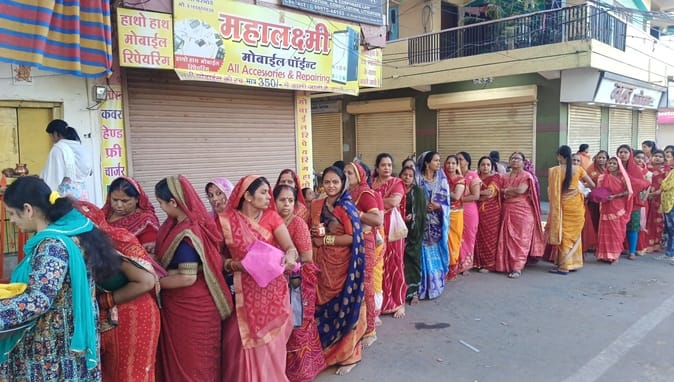 शीतला माता मंदिर में पूजन करने पहुंची महिलाएं