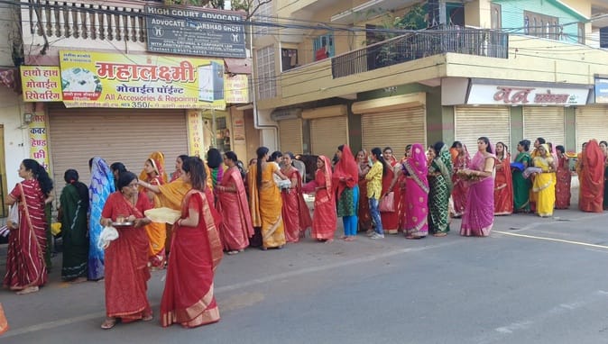 शीतला माता मंदिर में पूजन करने पहुंची महिलाएं