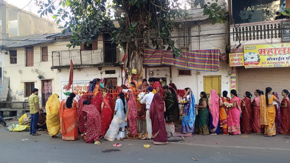 शीतला माता मंदिर में पूजन करने पहुंची महिलाएं