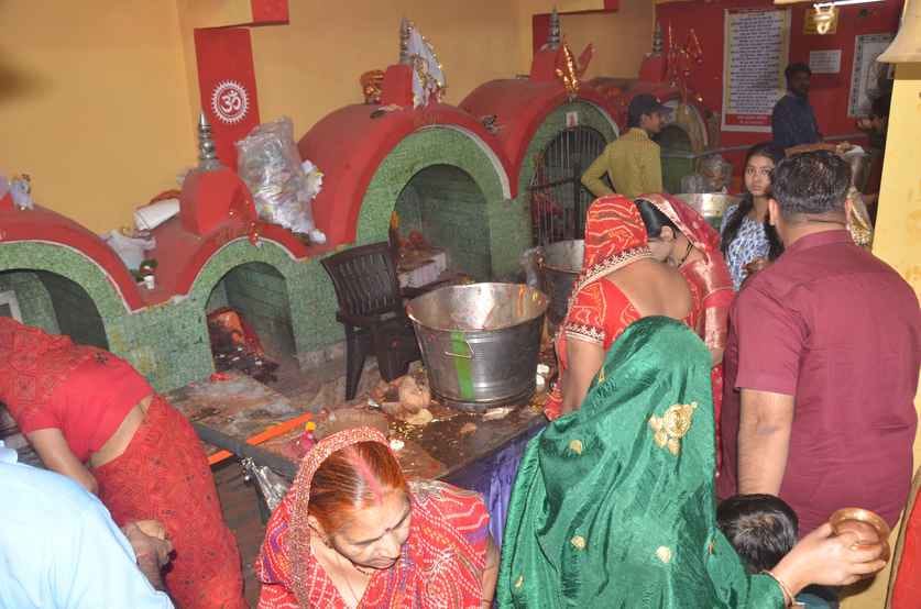 शीतला माता मंदिर पर पूजन करती महिलाएं( फोटो अमर उजाला)