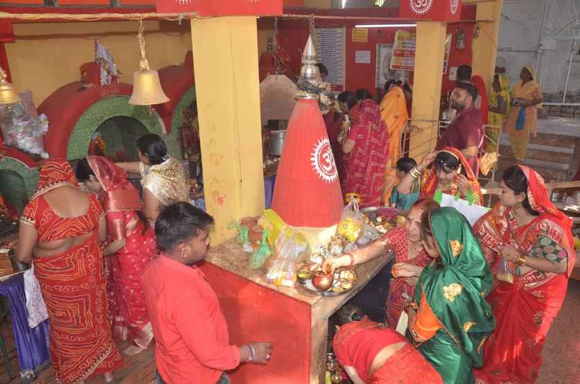 शीतला माता मंदिर पर पूजन करती महिलाएं( फोटो अमर उजाला) शीतला माता मंदिर पर पूजन करती महिलाएं( फोटो अमर उजाला)