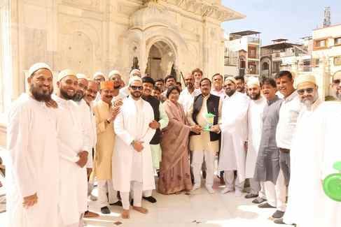1000 से अधिक बर्ड फीडर वितरित किए 1000 से अधिक बर्ड फीडर वितरित किए