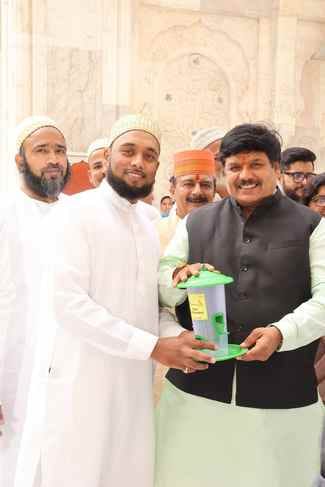 1000 से अधिक बर्ड फीडर वितरित किए 1000 से अधिक बर्ड फीडर वितरित किए