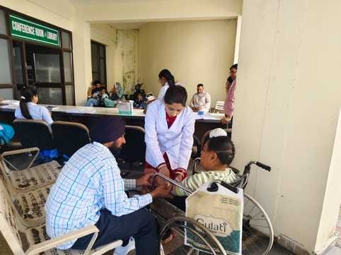 अंबाला छावनी के नागरिक अस्पताल में डॉक्टर मरीजों का उपचार करते हुए: संवाद अंबाला छावनी के नागरिक अस्पताल में डॉक्टर मरीजों का उपचार करते हुए: संवाद