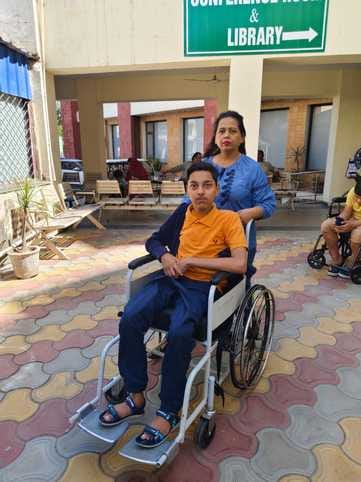 अंबाला छावनी के नागरिक अस्पताल में डॉक्टर मरीजों का उपचार करते हुए: संवाद अंबाला छावनी के नागरिक अस्पताल में डॉक्टर मरीजों का उपचार करते हुए: संवाद
