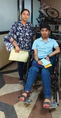 अंबाला छावनी के नागरिक अस्पताल में डॉक्टर मरीजों का उपचार करते हुए: संवाद अंबाला छावनी के नागरिक अस्पताल में डॉक्टर मरीजों का उपचार करते हुए: संवाद