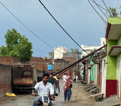 बारिश के बाद गेहूं की फसल को दिखाता किसान। संवाद बारिश के बाद गेहूं की फसल को दिखाता किसान। संवाद