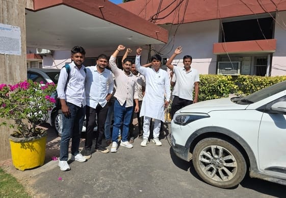 फोटो 03- सोनीपत के रेलवे रोड स्थित लोक निर्माण विभाग के कार्यालय के बाहर रस्सी से अपनी गाड़ी खी फोटो 03- सोनीपत के रेलवे रोड स्थित लोक निर्माण विभाग के कार्यालय के बाहर रस्सी से अपनी गाड़ी खी