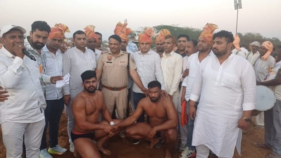 फोटो 08- सोनीपत के गांव भठगांव में आयोजित दंगल में थाना मोहाना प्रभारी निरीक्षक अरुण कुमार का ब फोटो 08- सोनीपत के गांव भठगांव में आयोजित दंगल में थाना मोहाना प्रभारी निरीक्षक अरुण कुमार का ब