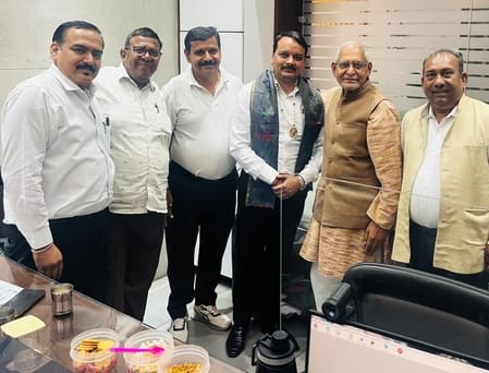 फोटो 33- सोनीपत काठमंडी में मुख्यमंत्री के ओएसडी वीरेंद्र बढ़खालसा का स्वागत करते जिला व्यापार 