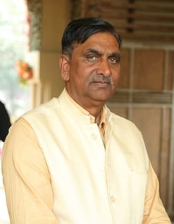फोटो 45- सोनीपत के खरखौदा में दुकानदार की हत्या के बाद थाना प्रभारी से हत्यारोपी की जल्द गिरफ्त