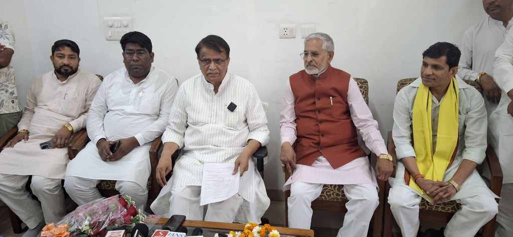 -फोटो 55 : बहादुरगढ़ के विश्राम गृह में पत्रकारों से बातचीत करते भाजपा के राष्ट्रीय सचिव ओमप्रका