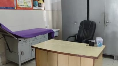 -फोटो 63 : नूना माजरा पीएचसी में अधिकारियों से बातचीत करते विधायक राजेश जून। कार्यालय