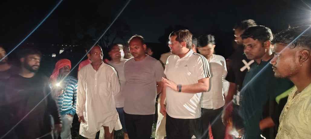 गांव मटेहना कॉलोनी में छप्परपोश घरों में लगी आग।स्रोत:ग्रामीण गांव मटेहना कॉलोनी में छप्परपोश घरों में लगी आग।स्रोत:ग्रामीण