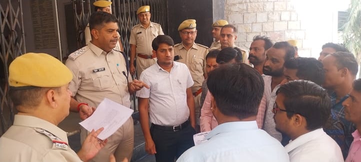 हादसे में बाइक सवार की मौत के मामले में प्रदर्शन कर रहे ग्रामीणों से समझाईश करते पुलिस उप अधीक्