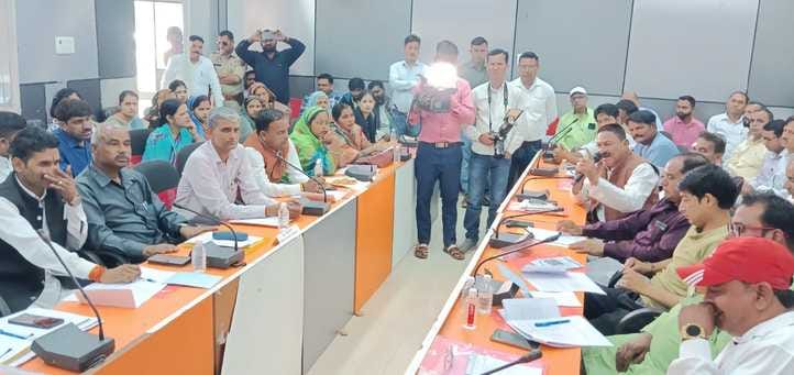 कलक्ट्रेट स्थित जिला पंचायत सभागार में आयोजित बोर्ड की बैठक में मौजूद अध्यक्ष।संवाद कलक्ट्रेट स्थित जिला पंचायत सभागार में आयोजित बोर्ड की बैठक में मौजूद अध्यक्ष।संवाद