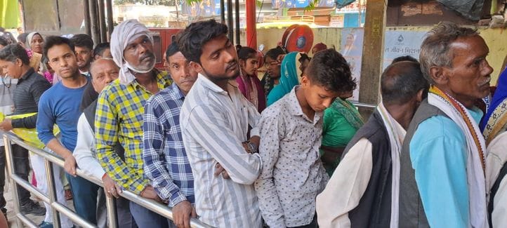 नेत्र विभाग में मरीज को देखते डॉ. कुशलपाल सिंह। संवाद नेत्र विभाग में मरीज को देखते डॉ. कुशलपाल सिंह। संवाद