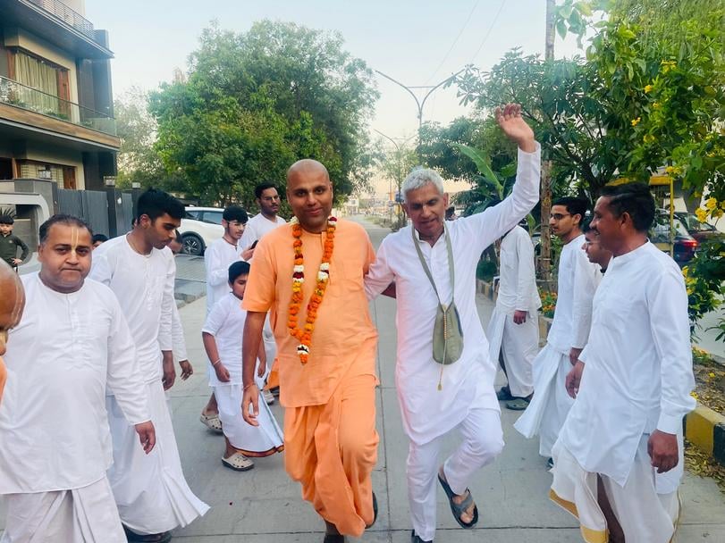 संकीर्तन में राधा-कृष्ण की पूजा करते लोग। संवाद