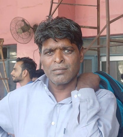 अंबाला छावनी बस अड्डे पर बसों की इंतजार करते यात्री। संवाद